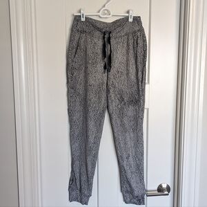 Lululemon Ready To Rulu Joggers - White And Black Spray Jacquard sz 4